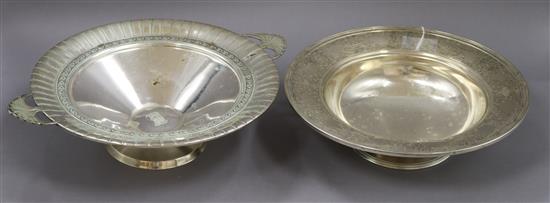 Two sterling silver fruit bowls, one with two handles, 25.5 oz.